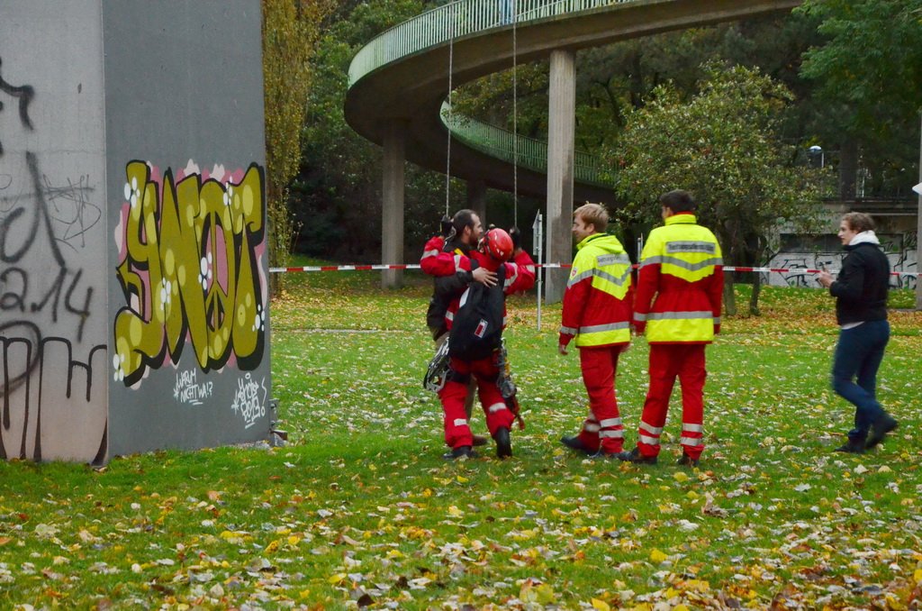 Einsatz BF Hoehenretter Koelner Seilbahn Hoehe Zoobruecke P2209.JPG